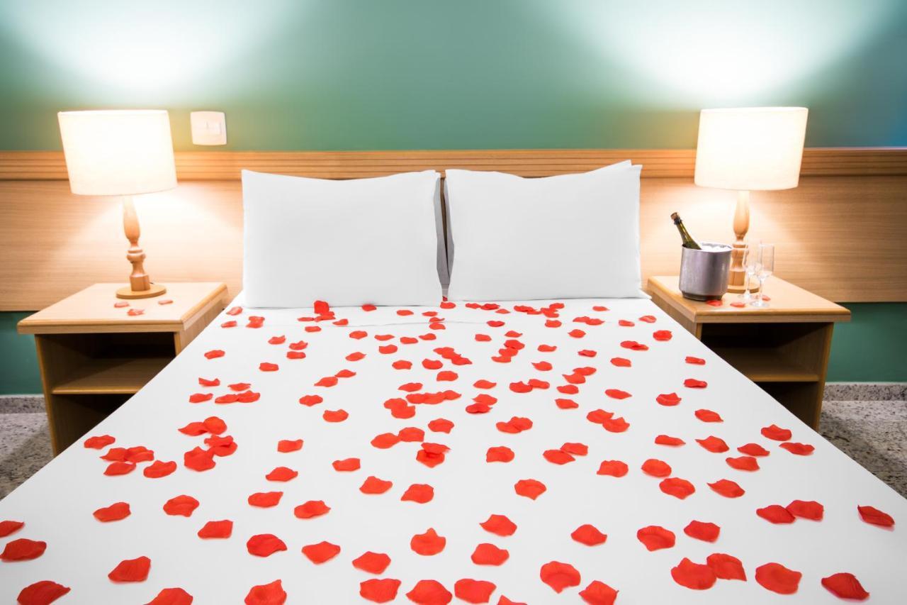 Hotel Golden Park All Inclusive Pocos De Caldas By Nacional Inn Eksteriør bilde Rose petals on a bed