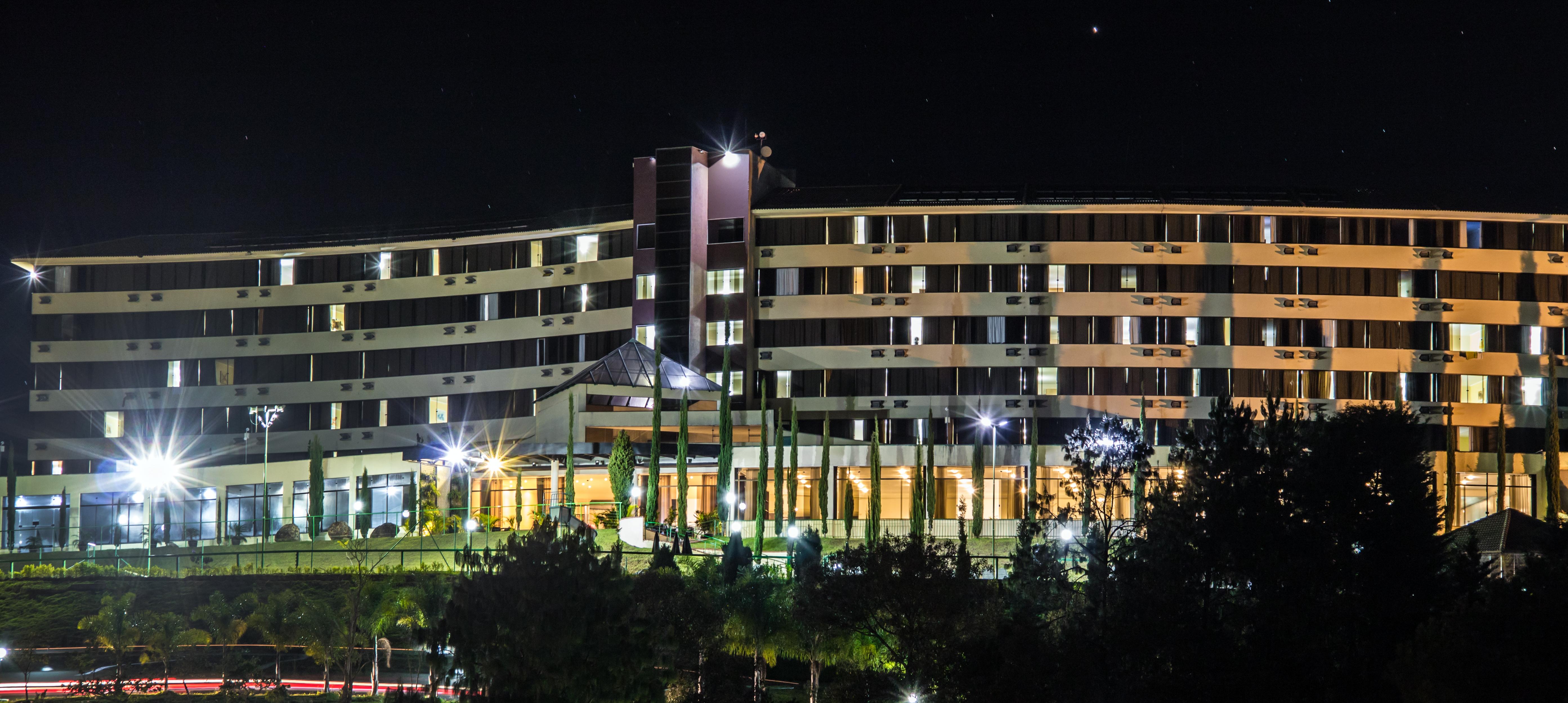 Hotel Golden Park All Inclusive Pocos De Caldas By Nacional Inn Eksteriør bilde The hotel at night