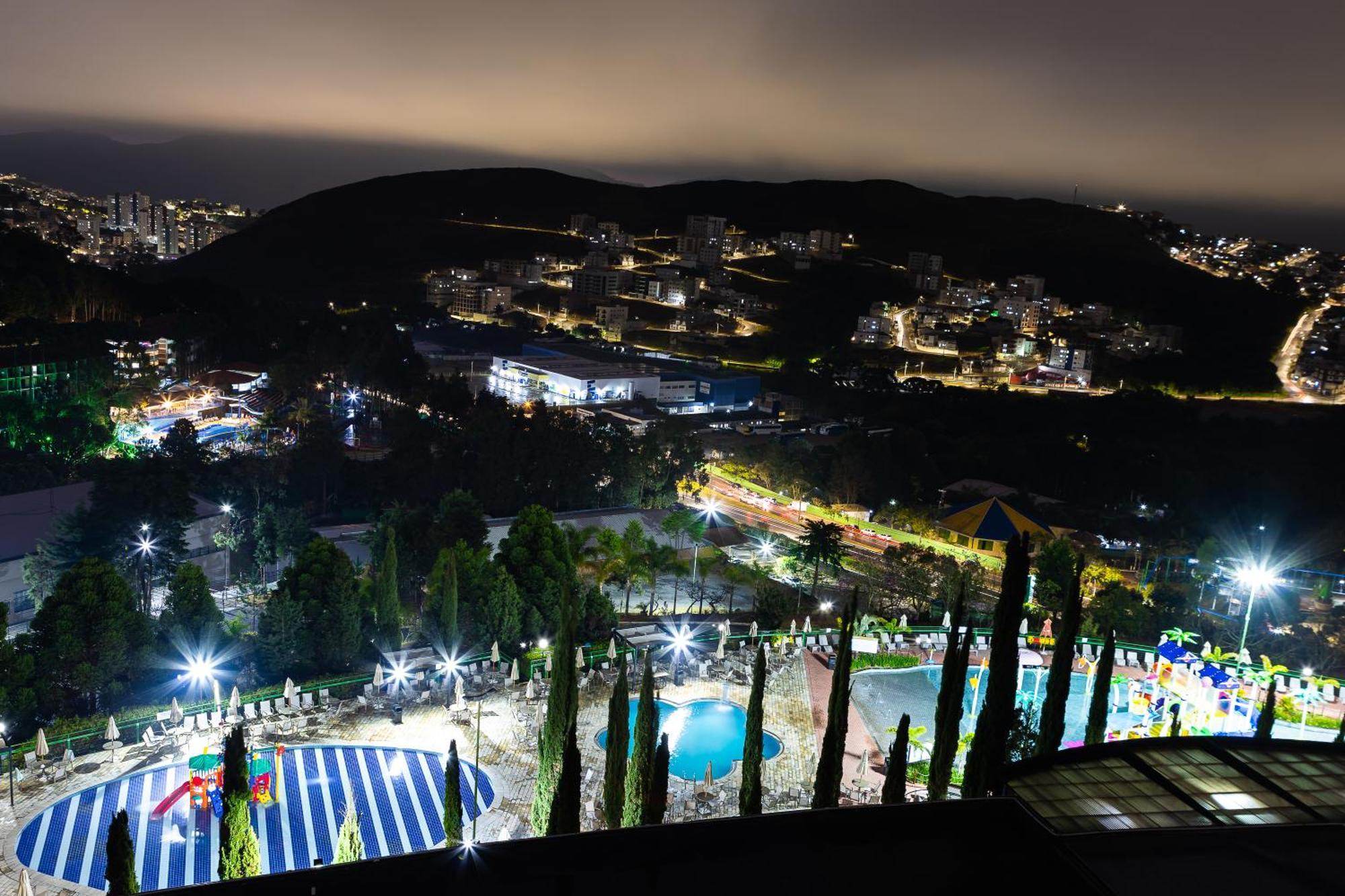 Hotel Golden Park All Inclusive Pocos De Caldas By Nacional Inn Eksteriør bilde View of the park at night