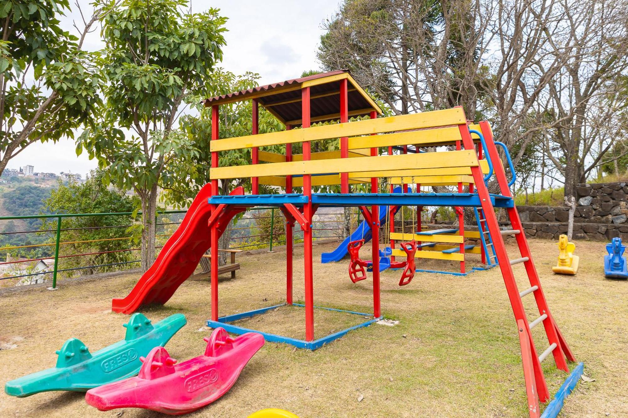 Hotel Golden Park All Inclusive Pocos De Caldas By Nacional Inn Eksteriør bilde Playground at the school