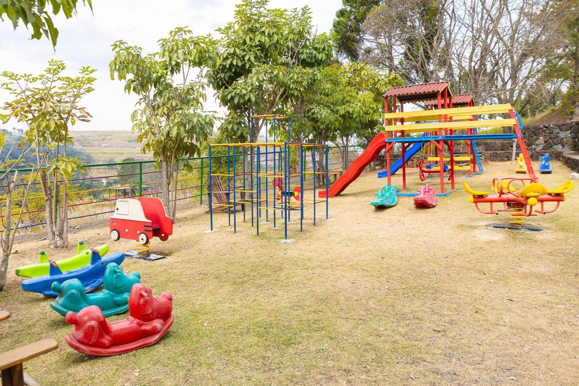 Hotel Golden Park All Inclusive Pocos De Caldas By Nacional Inn Eksteriør bilde Playground in the park