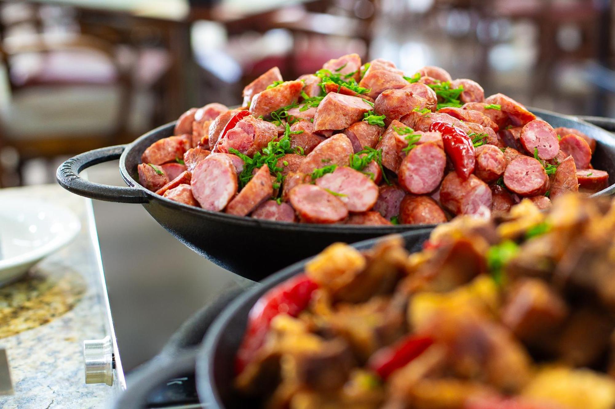 Hotel Golden Park All Inclusive Pocos De Caldas By Nacional Inn Eksteriør bilde Kielbasa prepared in a skillet