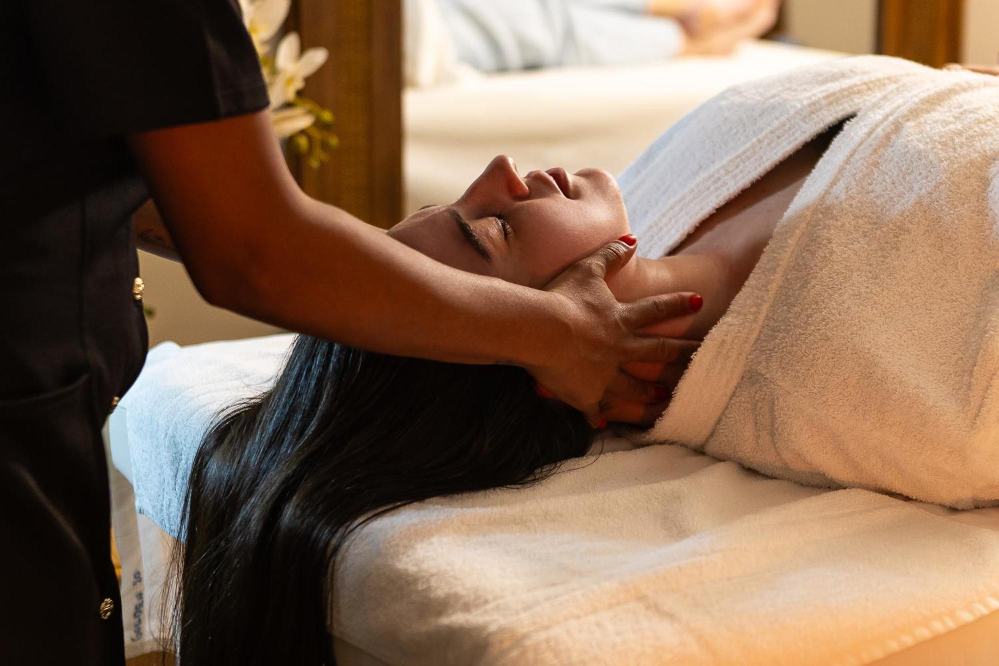 Hotel Golden Park All Inclusive Pocos De Caldas By Nacional Inn Eksteriør bilde A woman receiving a head massage
