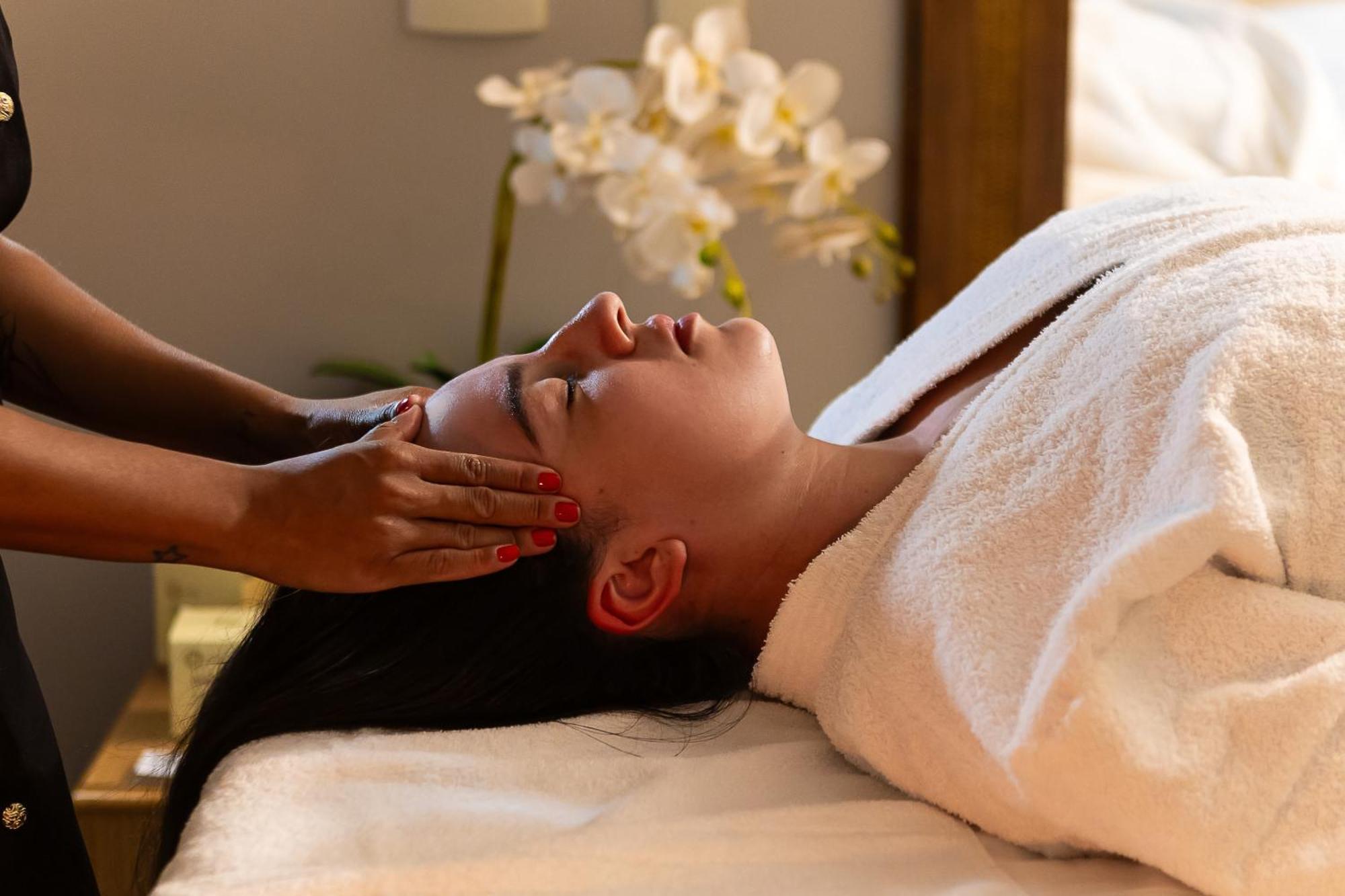 Hotel Golden Park All Inclusive Pocos De Caldas By Nacional Inn Eksteriør bilde A woman receiving a facial massage